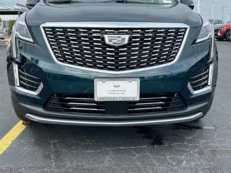 Cadillac XT5 Vehicle Full-screen Gallery Image 9