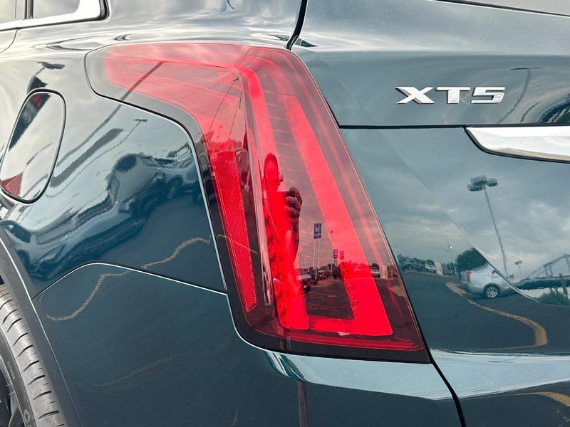Cadillac XT5 Vehicle Full-screen Gallery Image 11