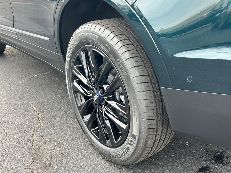 Cadillac XT5 Vehicle Full-screen Gallery Image 12