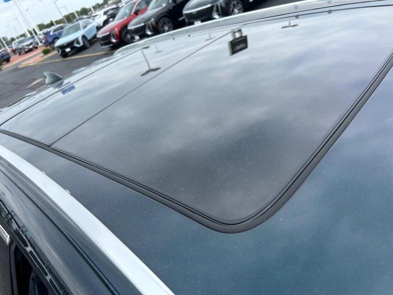 Cadillac XT5 Vehicle Full-screen Gallery Image 14