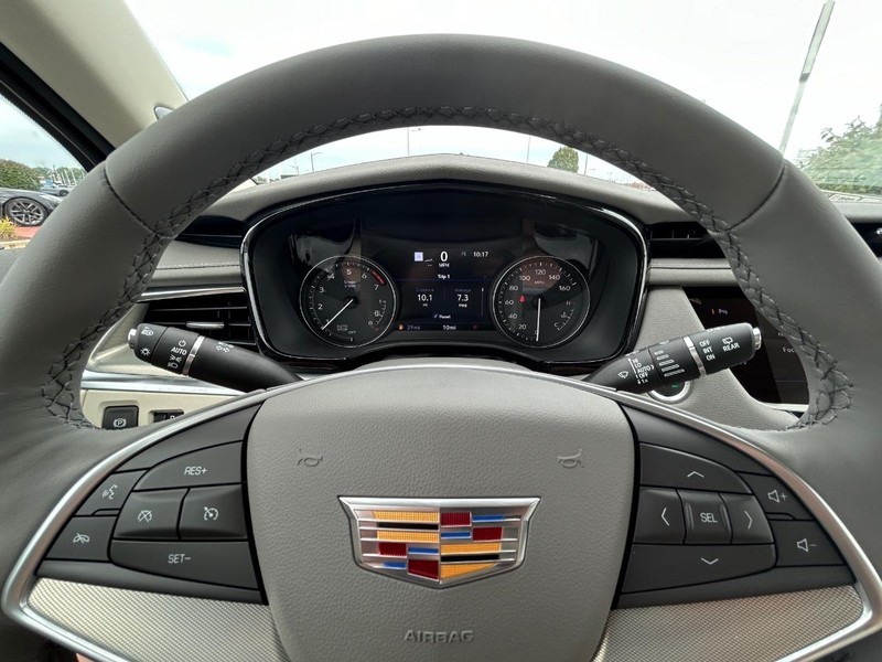 Cadillac XT5 Vehicle Full-screen Gallery Image 15