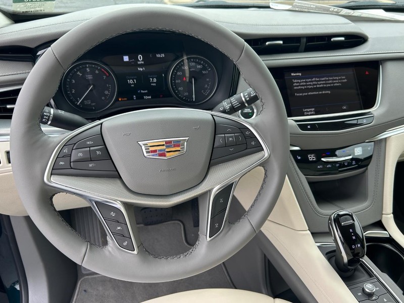 Cadillac XT5 Vehicle Full-screen Gallery Image 16