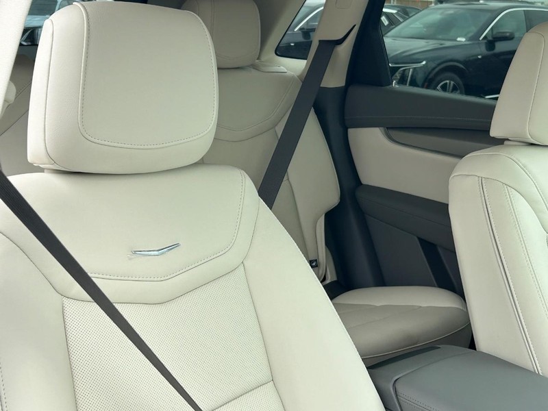 Cadillac XT5 Vehicle Full-screen Gallery Image 19