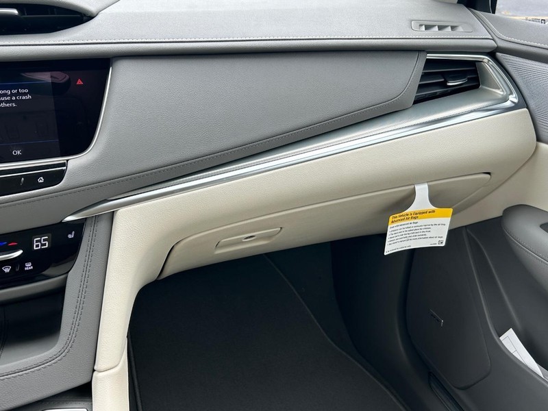 Cadillac XT5 Vehicle Full-screen Gallery Image 21