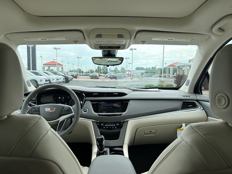 Cadillac XT5 Vehicle Full-screen Gallery Image 23