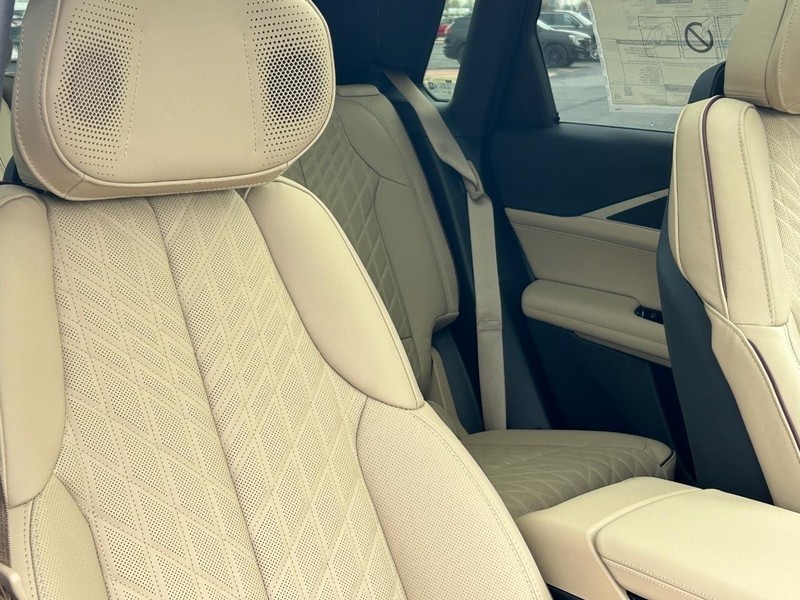 Cadillac LYRIQ Vehicle Full-screen Gallery Image 18