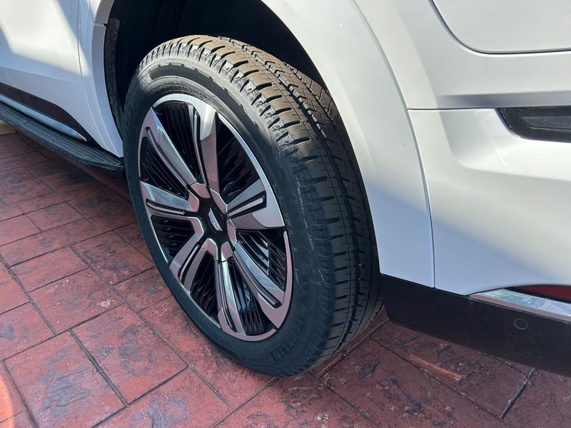 Cadillac Escalade IQ Vehicle Full-screen Gallery Image 11