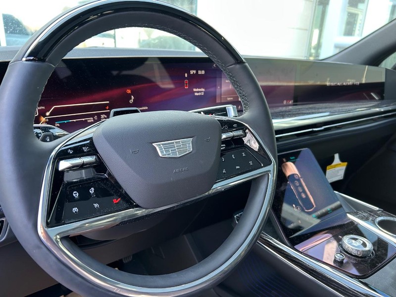 Cadillac Escalade IQ Vehicle Full-screen Gallery Image 15