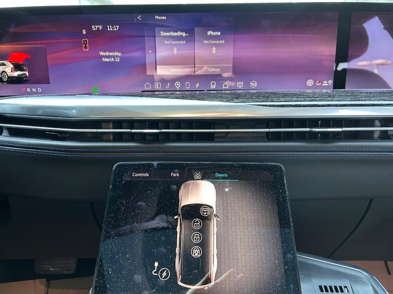 Cadillac Escalade IQ Vehicle Full-screen Gallery Image 17