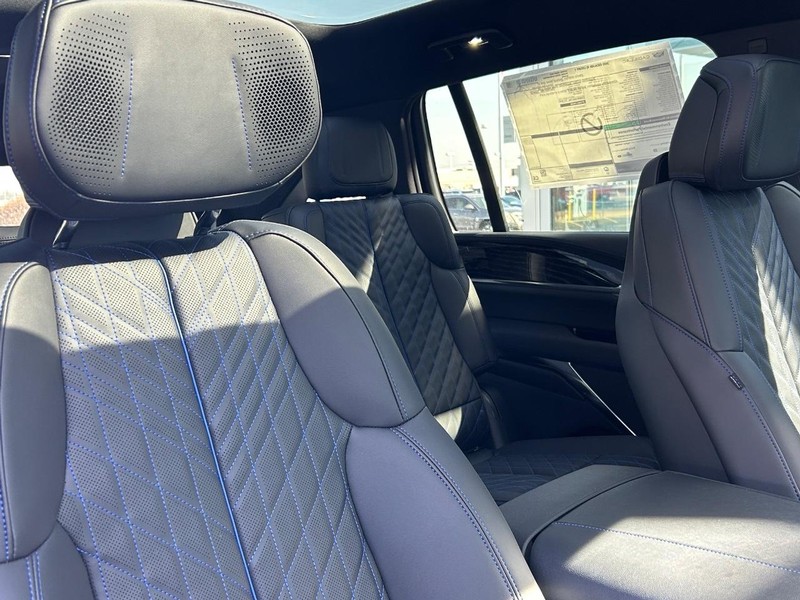 Cadillac Escalade IQ Vehicle Full-screen Gallery Image 18