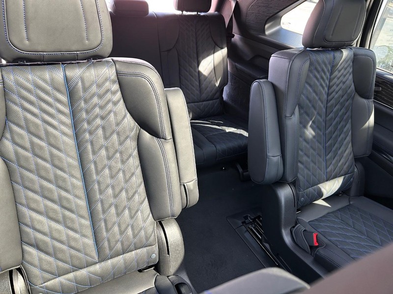 Cadillac Escalade IQ Vehicle Full-screen Gallery Image 19