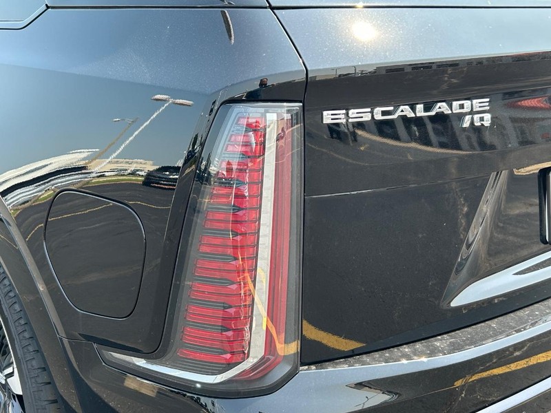 Cadillac Escalade IQ Vehicle Full-screen Gallery Image 11