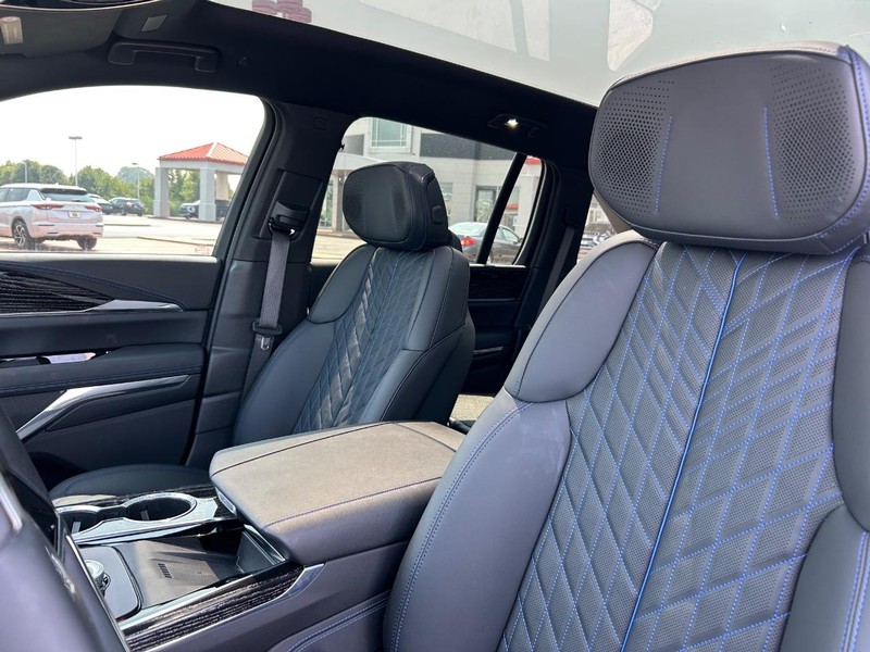 Cadillac Escalade IQ Vehicle Full-screen Gallery Image 17