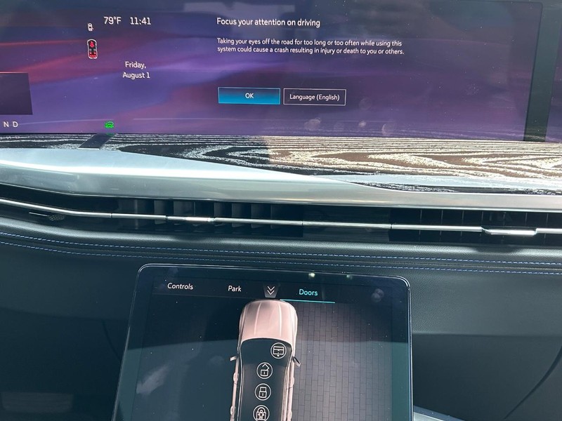 Cadillac Escalade IQ Vehicle Full-screen Gallery Image 18