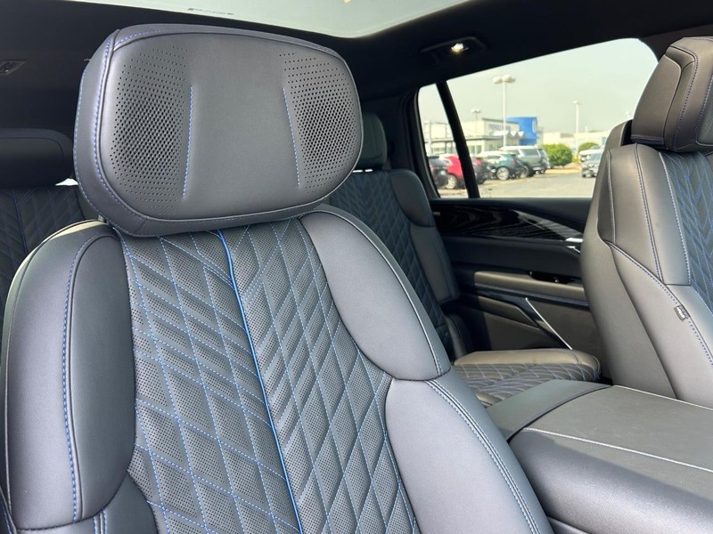 Cadillac Escalade IQ Vehicle Full-screen Gallery Image 19