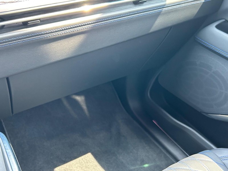 Cadillac Escalade IQ Vehicle Full-screen Gallery Image 21