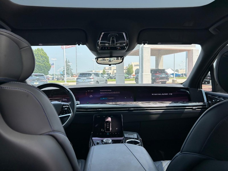 Cadillac Escalade IQ Vehicle Full-screen Gallery Image 23