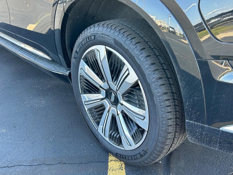 Cadillac Escalade IQ Vehicle Full-screen Gallery Image 12