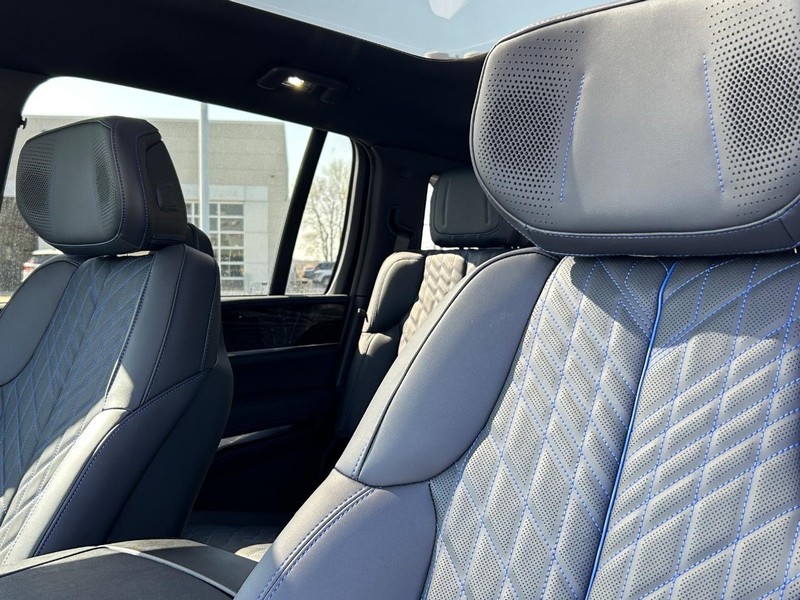 Cadillac Escalade IQ Vehicle Full-screen Gallery Image 17