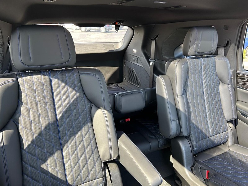 Cadillac Escalade IQ Vehicle Full-screen Gallery Image 20