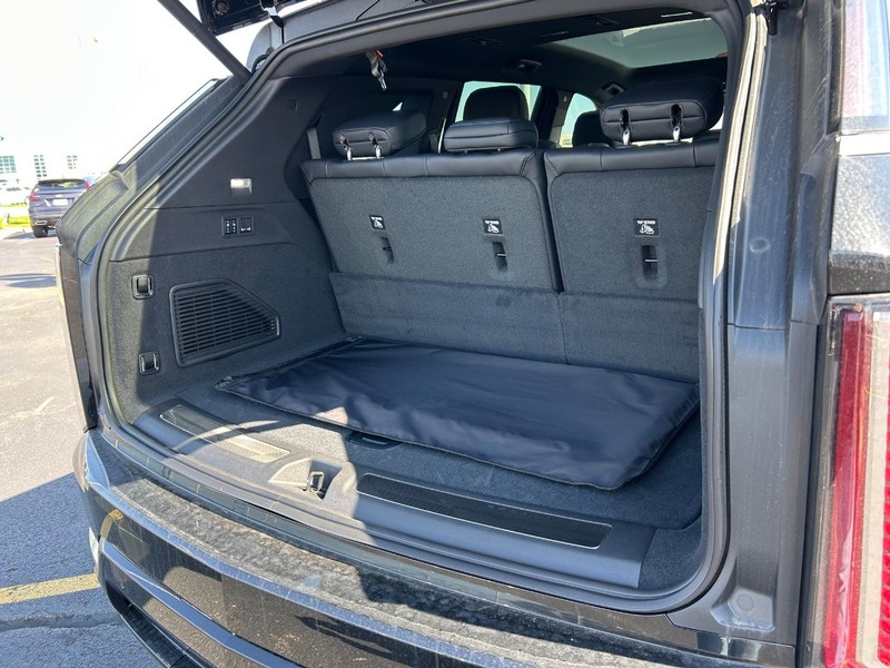 Cadillac Escalade IQ Vehicle Full-screen Gallery Image 22