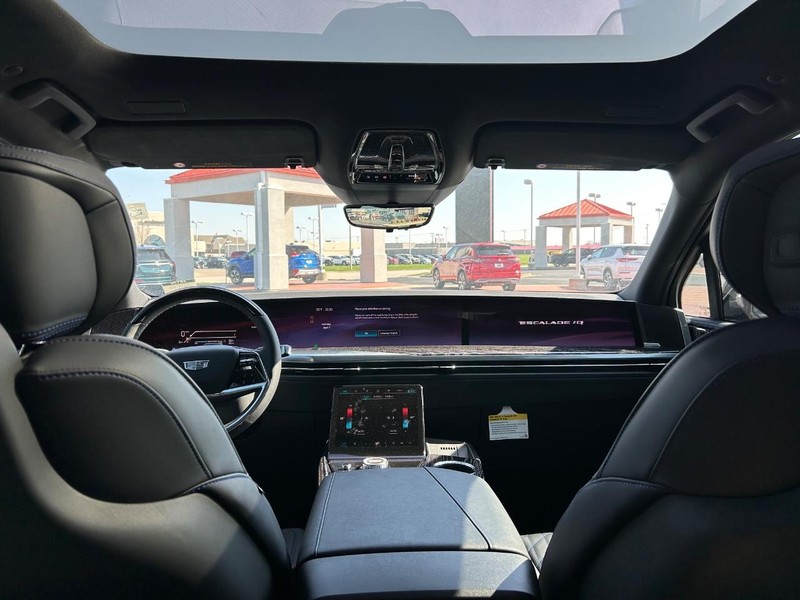 Cadillac Escalade IQ Vehicle Full-screen Gallery Image 23