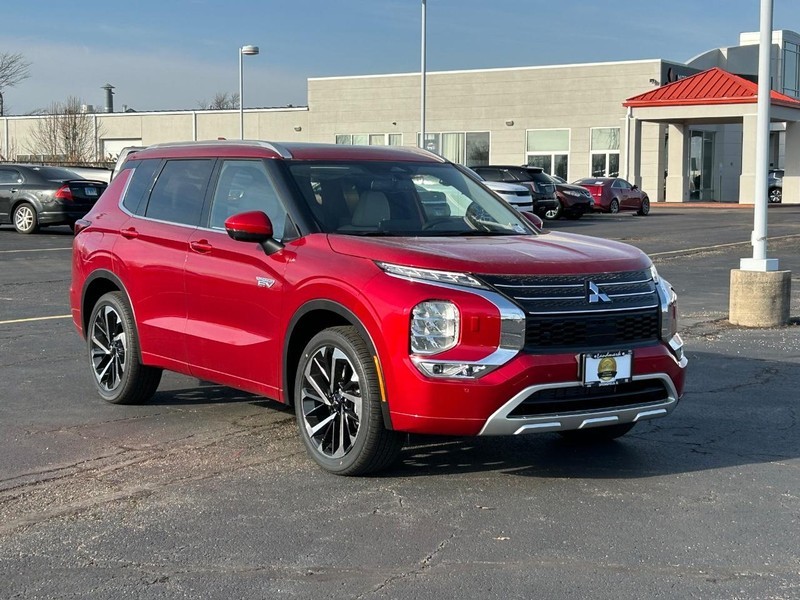 Mitsubishi Outlander Plug-In Hybrid Vehicle Full-screen Gallery Image 2