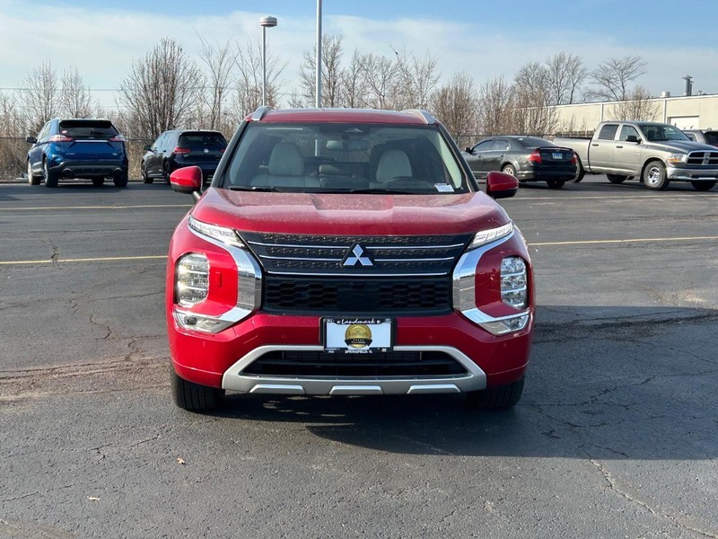 Mitsubishi Outlander Plug-In Hybrid Vehicle Full-screen Gallery Image 3