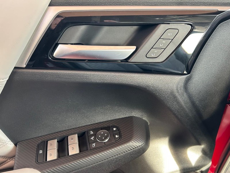 Mitsubishi Outlander Plug-In Hybrid Vehicle Full-screen Gallery Image 4