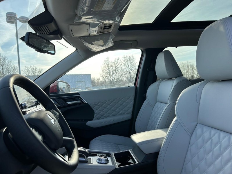 Mitsubishi Outlander Plug-In Hybrid Vehicle Full-screen Gallery Image 5