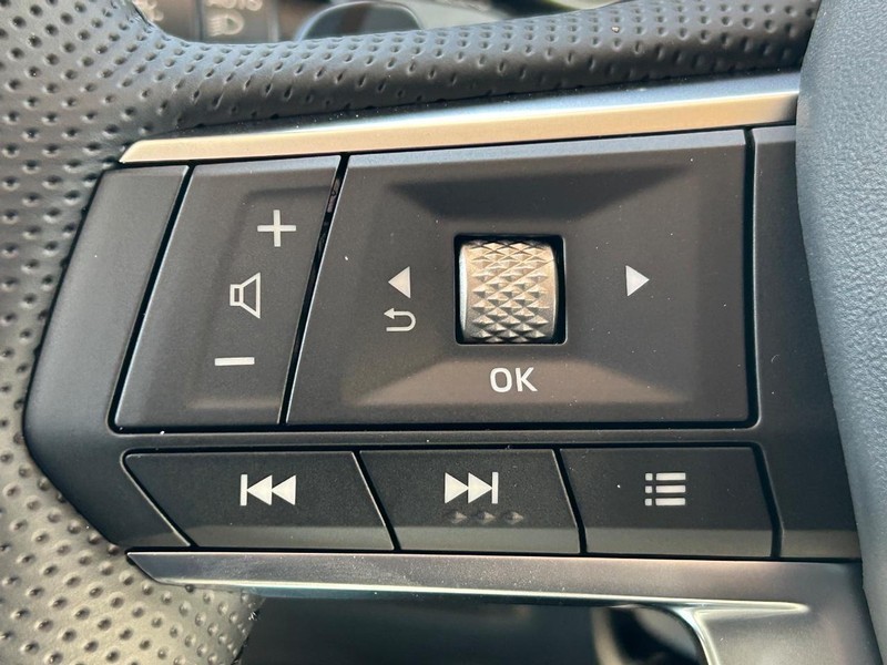 Mitsubishi Outlander Plug-In Hybrid Vehicle Full-screen Gallery Image 6