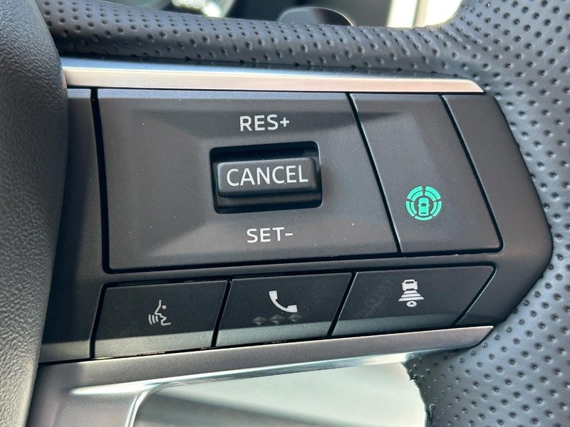 Mitsubishi Outlander Plug-In Hybrid Vehicle Full-screen Gallery Image 7