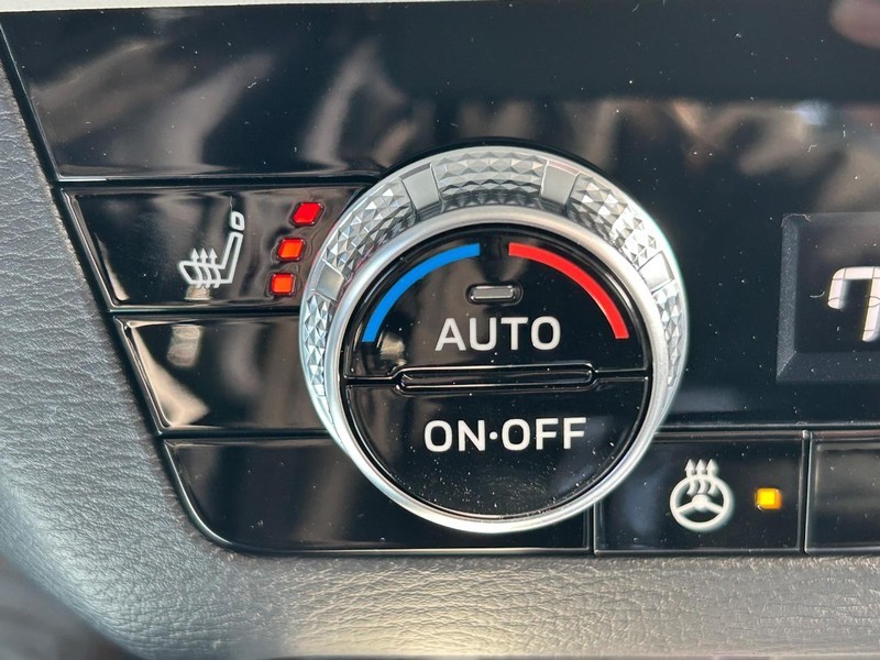 Mitsubishi Outlander Plug-In Hybrid Vehicle Full-screen Gallery Image 9