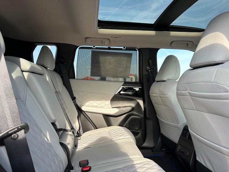 Mitsubishi Outlander Plug-In Hybrid Vehicle Full-screen Gallery Image 11
