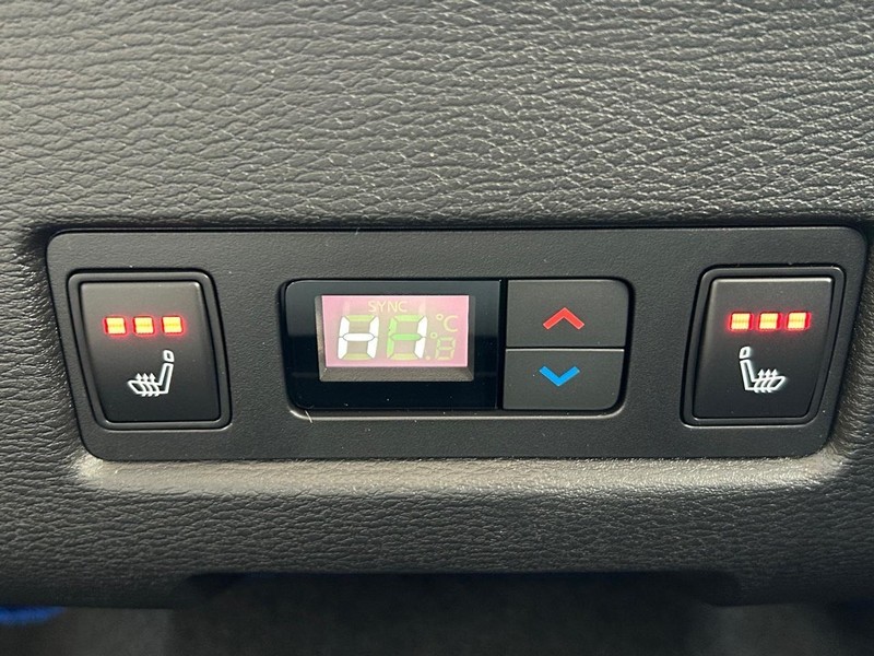 Mitsubishi Outlander Plug-In Hybrid Vehicle Full-screen Gallery Image 12