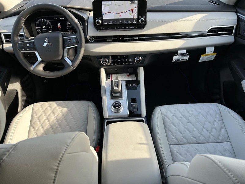 Mitsubishi Outlander Plug-In Hybrid Vehicle Full-screen Gallery Image 13