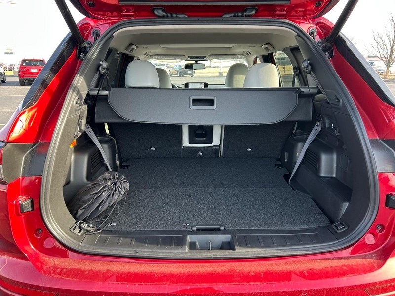 Mitsubishi Outlander Plug-In Hybrid Vehicle Full-screen Gallery Image 16