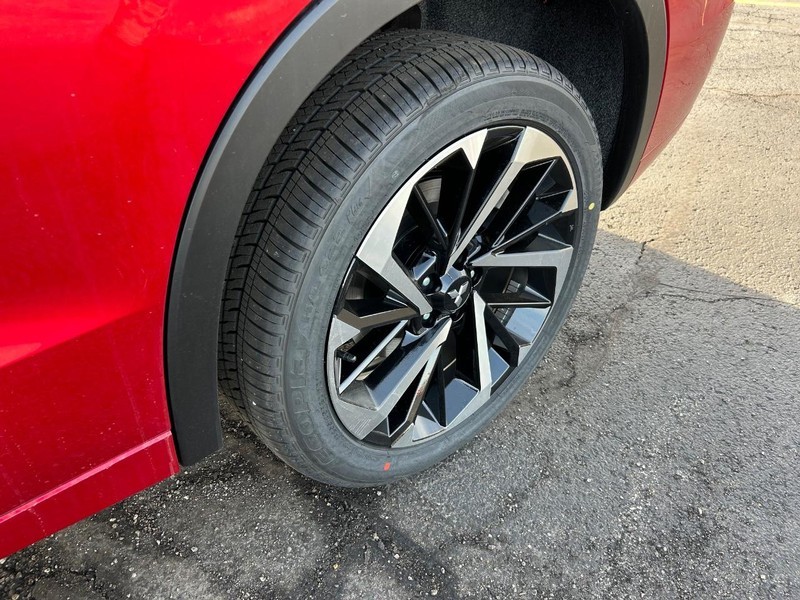 Mitsubishi Outlander Plug-In Hybrid Vehicle Full-screen Gallery Image 17