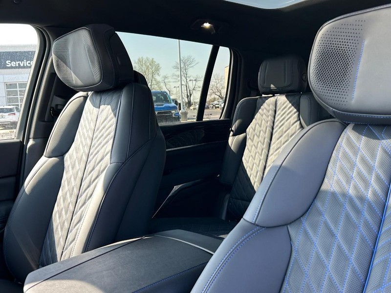 Cadillac Escalade IQ Vehicle Full-screen Gallery Image 17