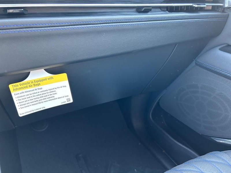 Cadillac Escalade IQ Vehicle Full-screen Gallery Image 21