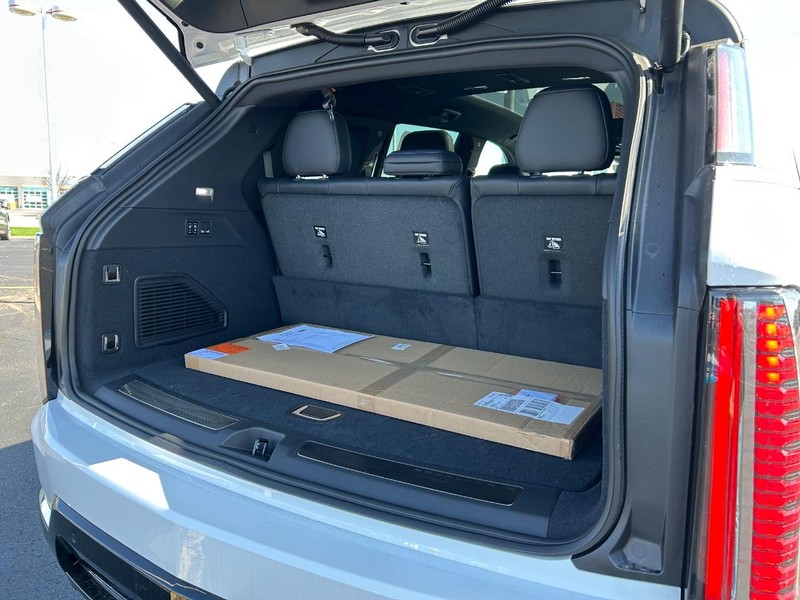 Cadillac Escalade IQ Vehicle Full-screen Gallery Image 22