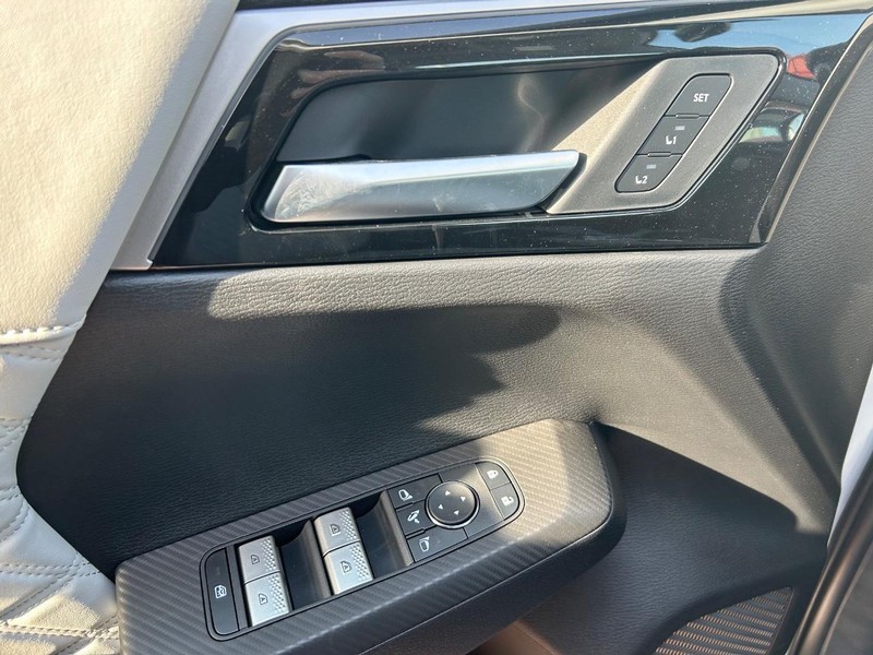 Mitsubishi Outlander Plug-In Hybrid Vehicle Full-screen Gallery Image 4