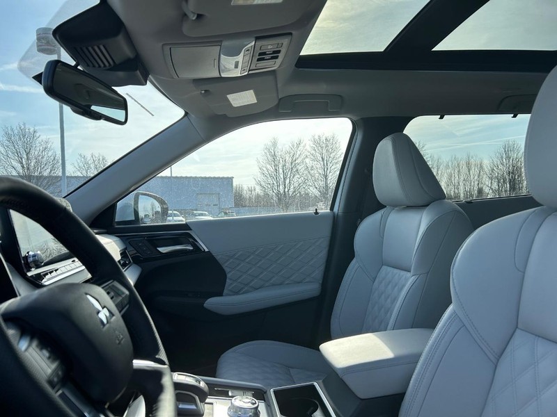 Mitsubishi Outlander Plug-In Hybrid Vehicle Full-screen Gallery Image 5