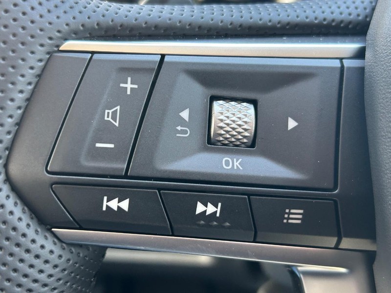 Mitsubishi Outlander Plug-In Hybrid Vehicle Full-screen Gallery Image 6