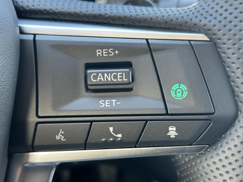 Mitsubishi Outlander Plug-In Hybrid Vehicle Full-screen Gallery Image 7