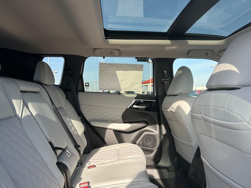 Mitsubishi Outlander Plug-In Hybrid Vehicle Full-screen Gallery Image 11