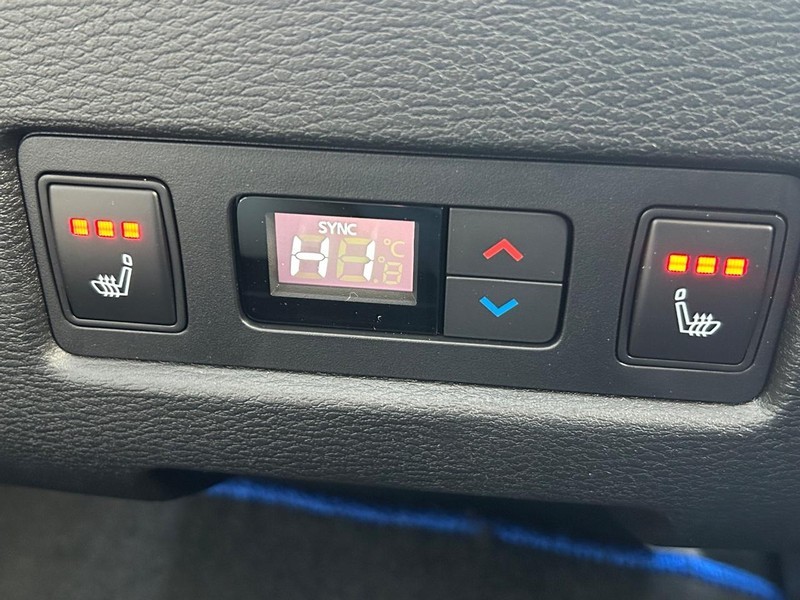 Mitsubishi Outlander Plug-In Hybrid Vehicle Full-screen Gallery Image 12