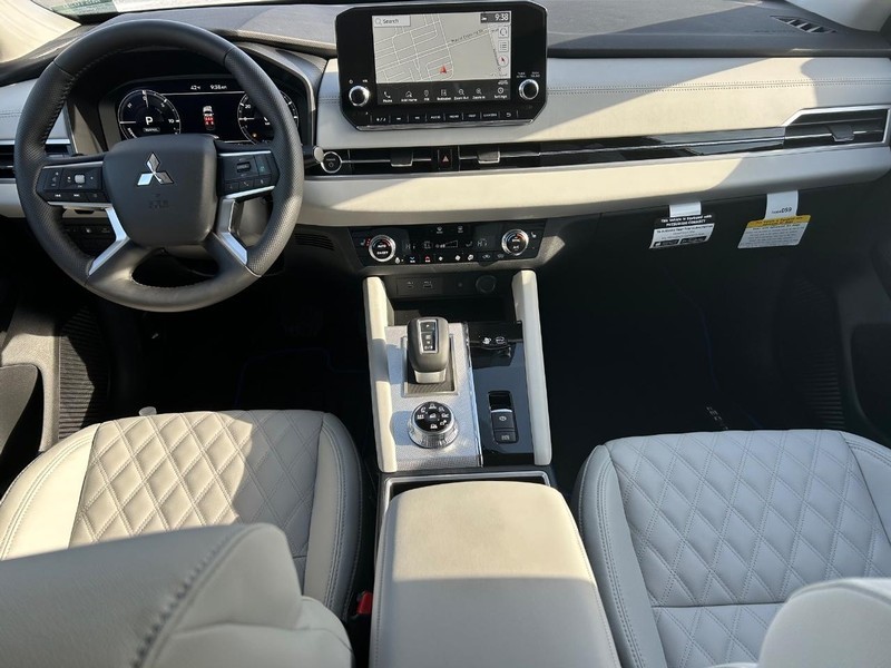 Mitsubishi Outlander Plug-In Hybrid Vehicle Full-screen Gallery Image 13