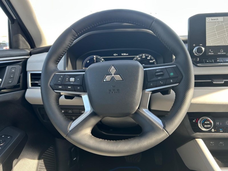 Mitsubishi Outlander Plug-In Hybrid Vehicle Full-screen Gallery Image 14