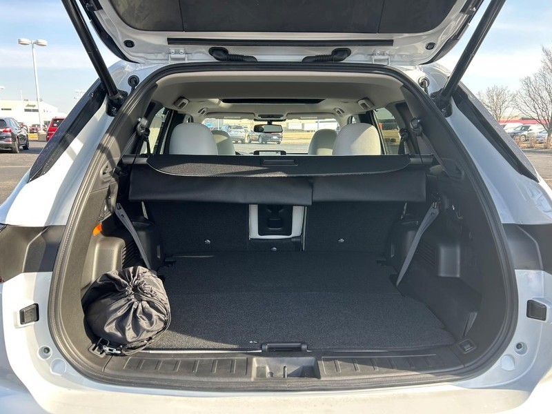 Mitsubishi Outlander Plug-In Hybrid Vehicle Full-screen Gallery Image 16